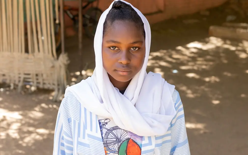 Die 15-jährige Walaa in dem von UNICEF unterstützten sicheren Lernort Alshargia in Makanna im Bundesstaat Kassala | © UNICEF/UNI546788/Elfatih Weltflüchtlingstag: Die 15-jährige Walaa in dem von UNICEF unterstützten sicheren Lernort in Makanna im Bundesstaat Kassala.