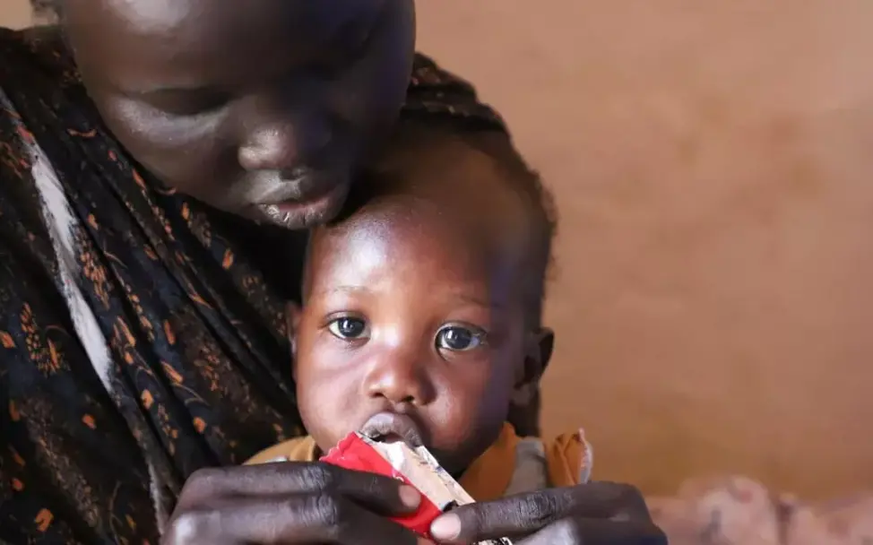 Ein Baby im Südsudan bekommt von seiner Mutter Erdnusspaste | © UNICEF South Sudan/2024/Maiden Südsudan Hungerkrise: Südsudanesischen Familien fehlen in der aktuellen Krise Grundnahrungsmittel
