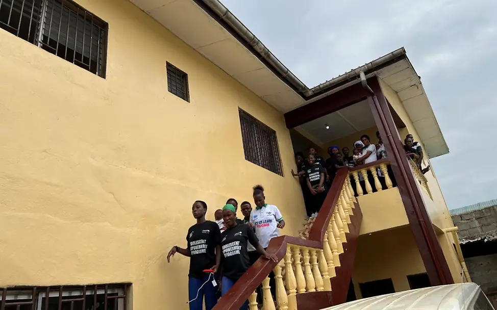 West Point, Adolescents Resource Center, junge Menschen draußen | © UNICEF/UNI560666/Bücker West Point, Adolescents Resource Center, junge Menschen draußen