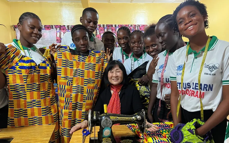 West Point, Adolescents Resource Center, „Life skills“-Klasse, Schneiderei, Susan Cummings-Findel und Teilnehmer | © UNICEF/UNI560748/Bücker West Point, Adolescents Resource Center, „Life skills“-Klasse, Schneiderei, Susan Cummings-Findel und Teilnehmer