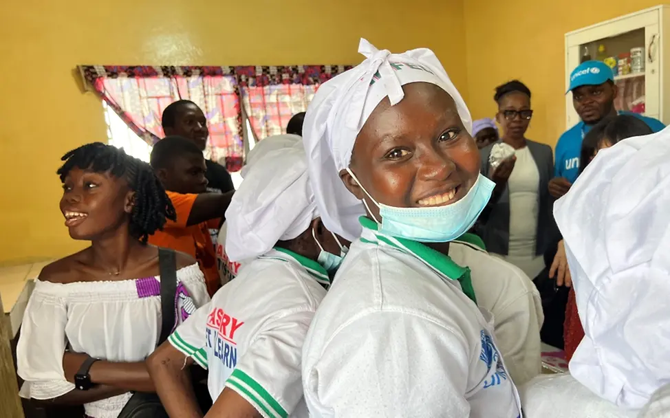 West Point, Adolescents Resource Center, Teilnehmer eines Kurses zur Herstellung von Gebäck | © UNICEF/UNI562217/Bücker West Point, Adolescents Resource Center, Teilnehmer eines Kurses zur Herstellung von Gebäck.