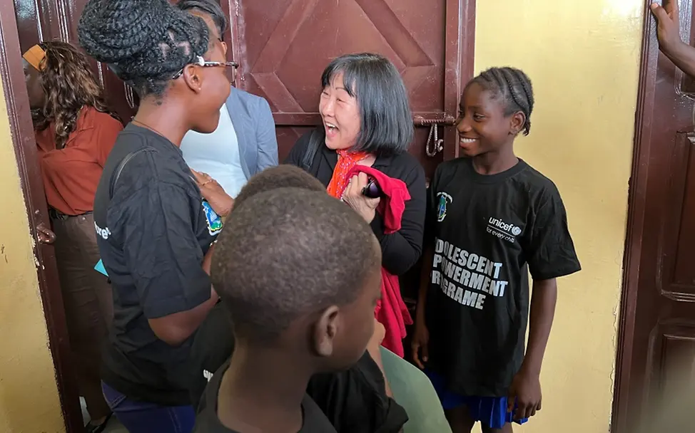 Die Mädchen und Jungen im Jugendzentrum von West Point haben sich seit Wochen auf Susan Findels Besuch gefreut | © UNICEF/Bücker Die Mädchen und Jungen im Jugendzentrum von West Point haben sich seit Wochen auf Susan Findels Besuch gefreut.
