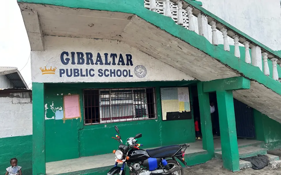 Die Gibraltar Public School ist die einzige öffentliche Schule im Viertel – UNICEF hilft, sie zu erweitern und die hygienische Situation zu verbessern | © UNICEF/Bücker Bild der Gibraltar Public School, die einzige öffentliche Schule im Viertel