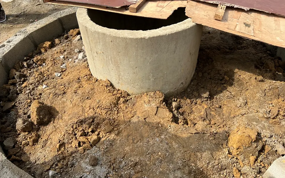 Vor dem Schulgebäude ist ein neuer Brunnen im Bau, damit alle Hände waschen und die Schultoiletten sauber halten können | © UNICEF/Bücker Vor dem Schulgebäude ist ein neuer Brunnen im Bau, damit alle Hände waschen und die Schultoiletten sauber halten können.