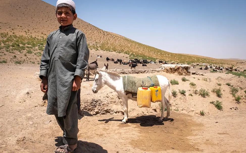 Dürre Afghanistan | © UNICEF/Sokhin Dürre Kinder: In Afghanistan macht sich ein kleiner Junge auf den Weg zum Wasserholen.