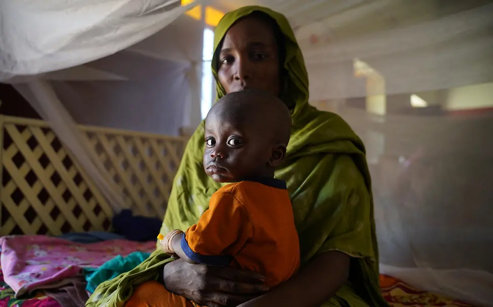 Hungersnot im Sudan | UNICEF/Zakaria Ein Kleindkind auf dem Arm seiner Mutter im Sudan