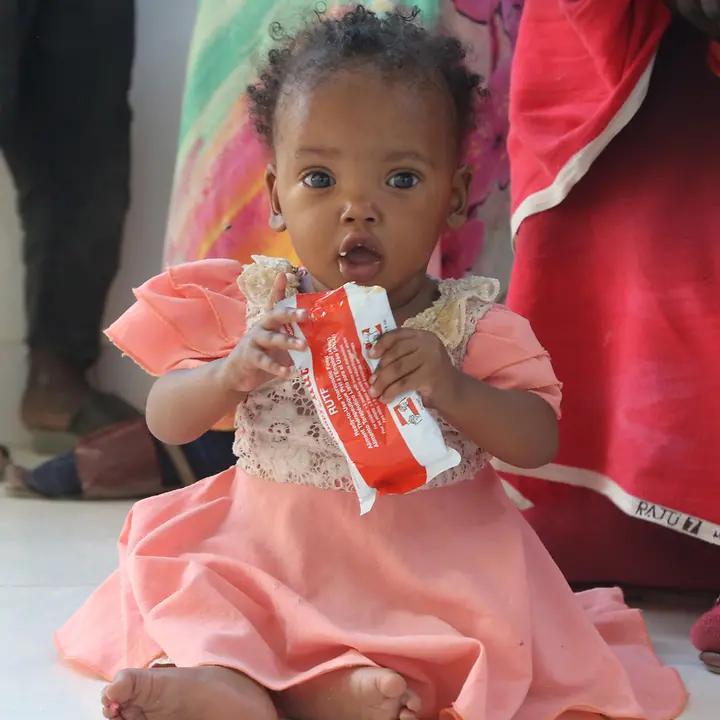 Mangelernährung im Sudan | © UNICEF/UNI593617/Hasouna Ein Kleinkind wird mit reichhaltiger Erdnusspaste versorgt