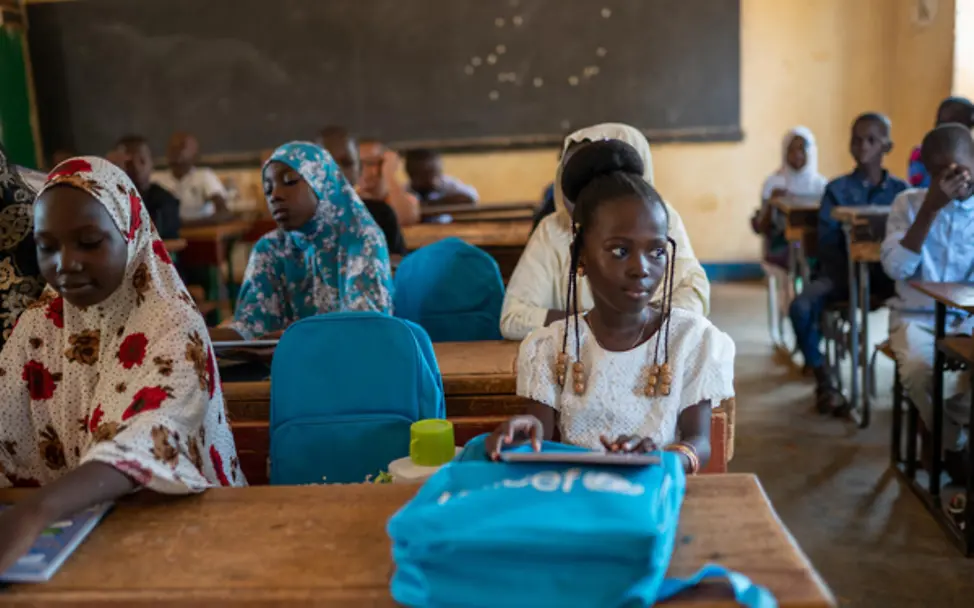 Ein junges Mädchen in NIger sitzt an einem Schultisch