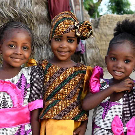 Drei kleine Mädchen die sich zurechtgemacht haben in Niger
