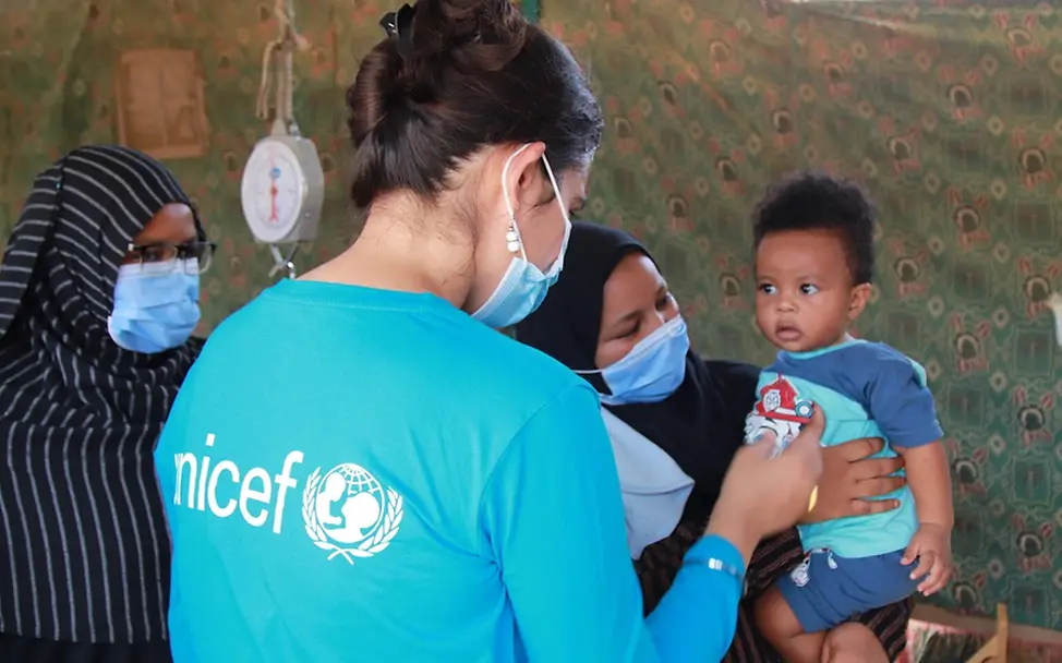 Masern: Ein Baby im Sudan bekommt eine Impfung | © UNICEF/Al Mujtaba Ahmed Masern gefährlich: In einem frühen Lebensmonat bekommt ein Baby im Sudan seine erste Impfung