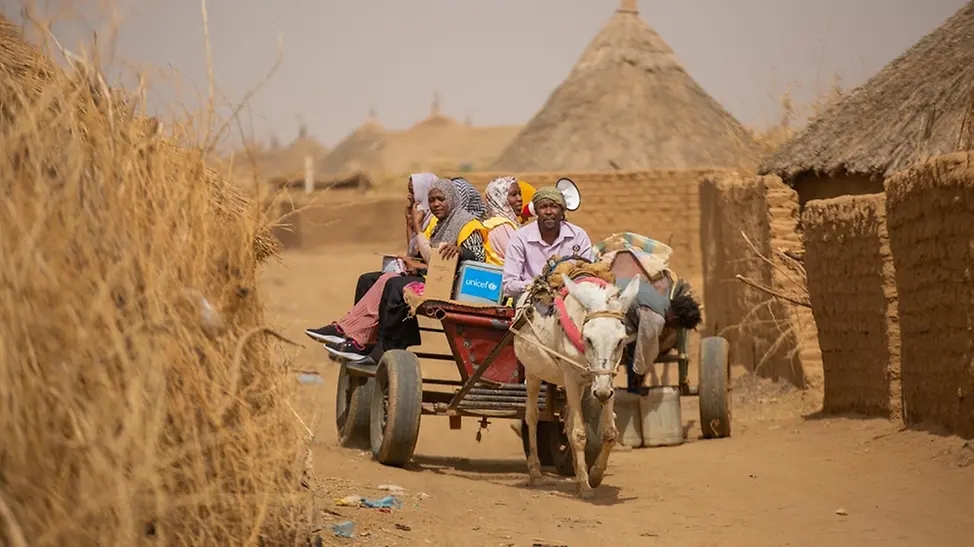 Masern: Ein mobiles Impfteam fährt mit dem Eselskarren zu den Kindern im Sudan | © UNICEF/Elfatih Masern gefährlich: Ein mobiles Impfteam fährt mit dem Eselskarren zu den Kindern im Sudan