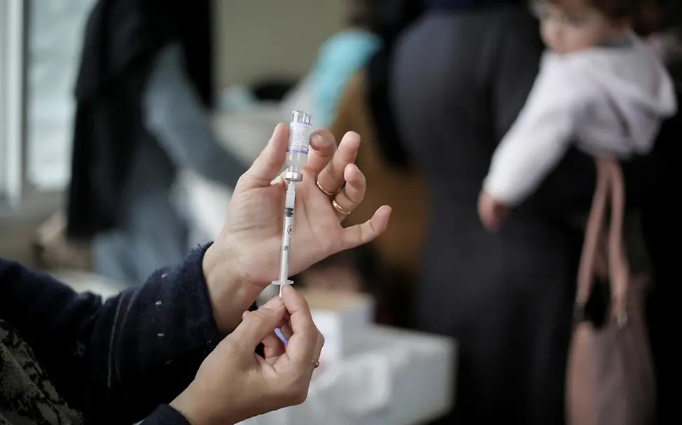 Masern: Impfstoff wird in eine Spritze gezogen | © UNICEF/El Baba Masern gefährlich: Impfstoff wird in eine Spritze gezogen