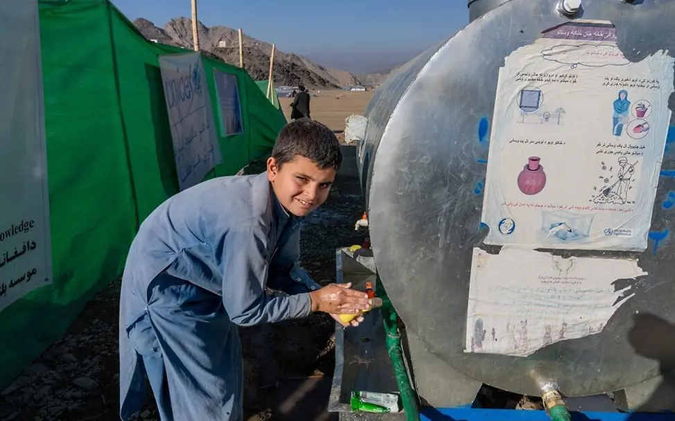 Masern: Ein Junge holt Wasser aus einem UNICEF-Tank. Sauberes Wasser hilft, Krankheiten vorzubeugen | © UNICEF/Karimi Masern gefährlich: Ein Junge holt Wasser aus einem UNICEF-Tank. Sauberes Wasser hilft, Krankheiten vorzubeugen