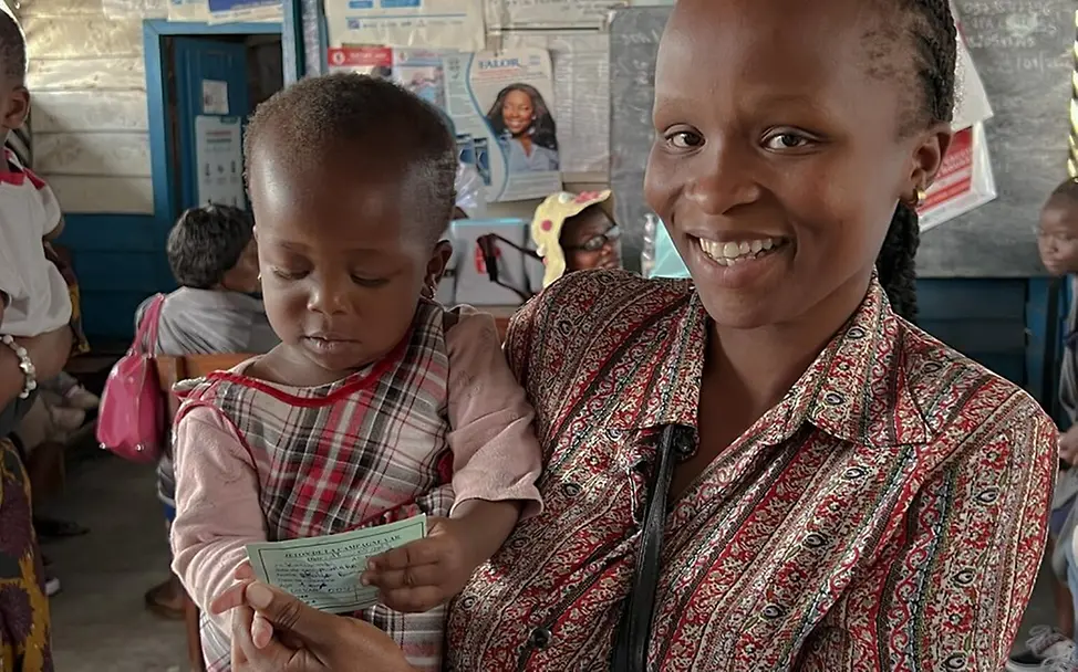 Masern: Eine Mutter im Kongo mit ihrer Tochter, die gerade geimpft wurde | © UNICEF/UNI408488/ Masern gefährlich: Eine Mutter im Kongo mit ihrer Tochter, die gerade geimpft wurde