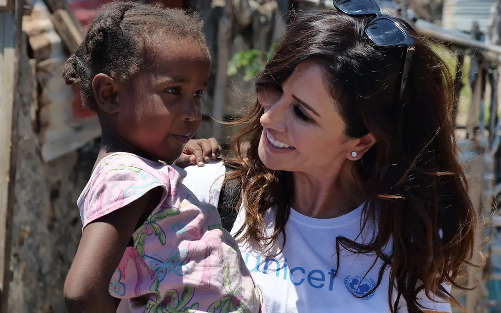 Tessa Page auf Projektreise in Mosambik | © Thomas Rebbe Eine Frau hält ein kleines Kind auf dem Arm, Nahaufnahme
