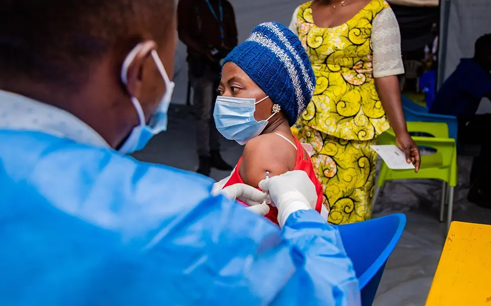 Mpox Virus: Eine Frau im Kongo wird geimpft | © UNICEF/Mazinge Mpox Virus: Eine Frau im Kongo wird geimpft