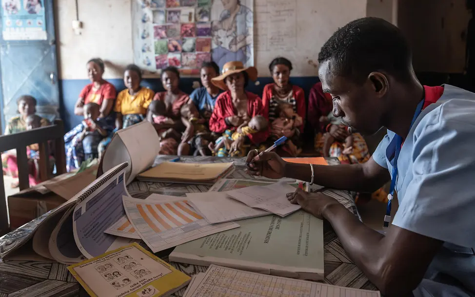 Gesundheitszentrum in Madagaskar | © UNICEF/UNI658443/Andrianantenaina Ein junger Mitarbeiter im Gesundheitszentrum im Ecovillage