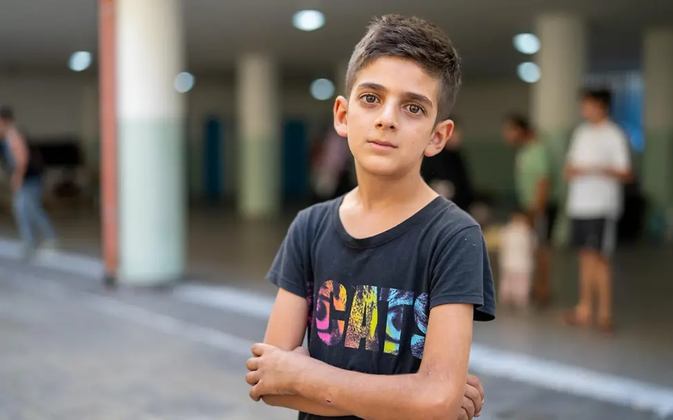Libanon Kinder: Ein Junge steht in einer Notunterkunft | © UNICEF/Choufany Libanon Kinder: Ein Junge steht in einer Notunterkunft
