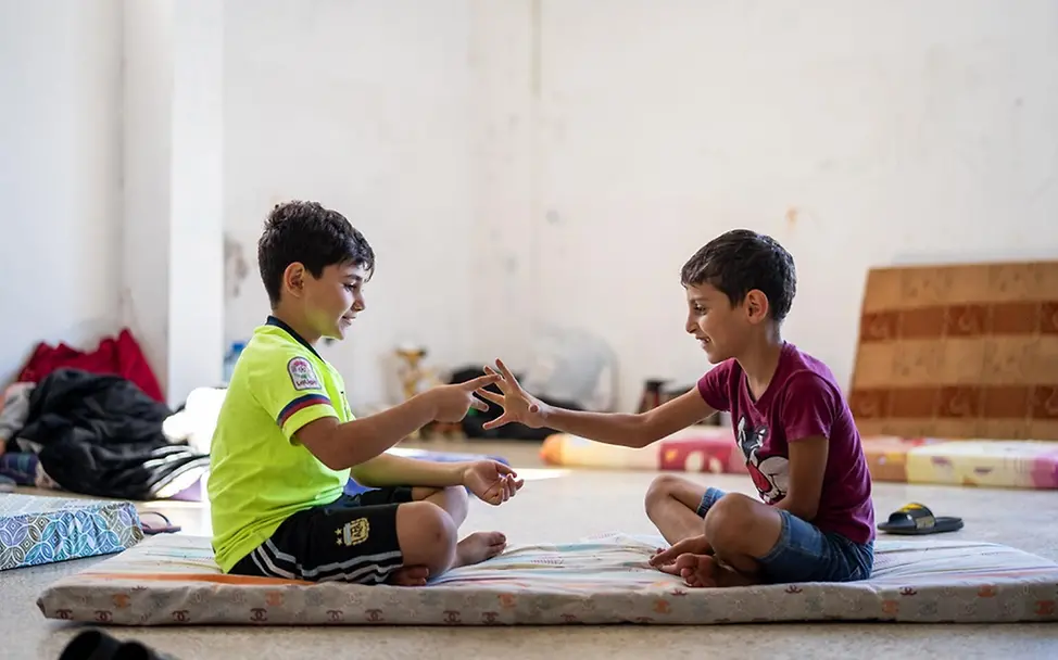 Libanon Kinder: Zwei Jungen spielen in einer Flüchtlingsunterkunft | © UNICEF/Choufany Libanon Kinder: Zwei Jungen spielen in einer Flüchtlingsunterkunft
