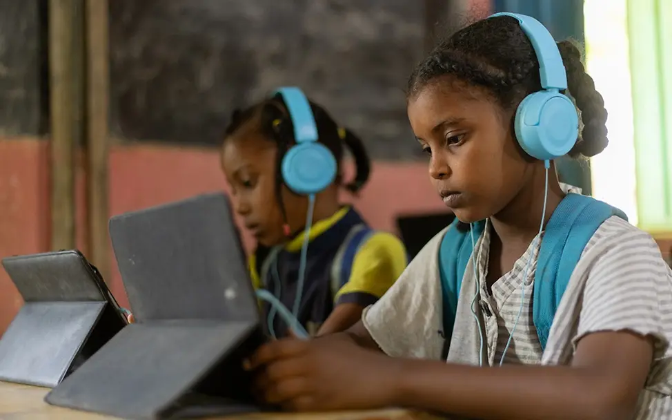 Sudan: Kinder lernen mit Tablet in einem von UNICEF eingericheteten Lernzentrum