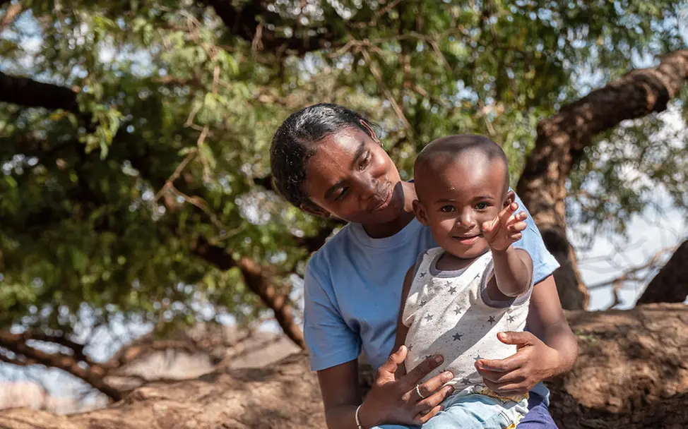 Annik mit ihrem Sohn | © UNICEF/UNI658497 Ein junges Mädchen mit ihrem Sohn auf dem Schoß