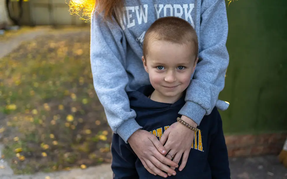 Millionen Kinder in der Ukraine sind vom Krieg betroffen | © UNICEF/Filippov Ukraine Winter humanitäre Hilfe: Ein Junge steht sicher in den Armen seiner Schwester