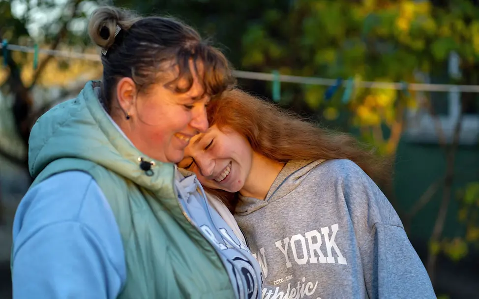 Eine Mutter und ihre Tochter kuscheln sich aneinander | © UNICEF/Filippov Ukraine Winter Hilfe: Eine Mutter und ihre Tochter kuscheln sich aneinander