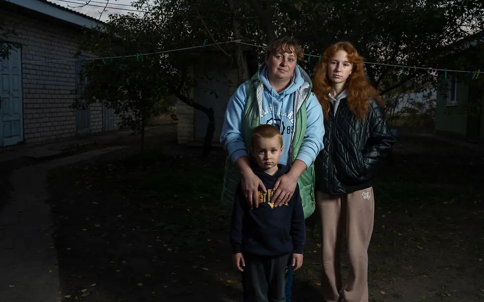 Eine ukrainische Mutter mit ihren beiden Kindern in der Region Charkiw | © UNICEF/Filippov Ukraine Winter Hilfe: UNICEF hilft betroffenen ukrainischen Familien wie dieser, durch den Winter zu kommen
