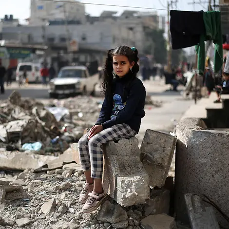 Ein Mädchen auf Trümmern in Gaza | © UNICEF/UNI501901/El Baba Ein kleines Mädchen sitzt auf Trümmern eines Hauses in Gaza