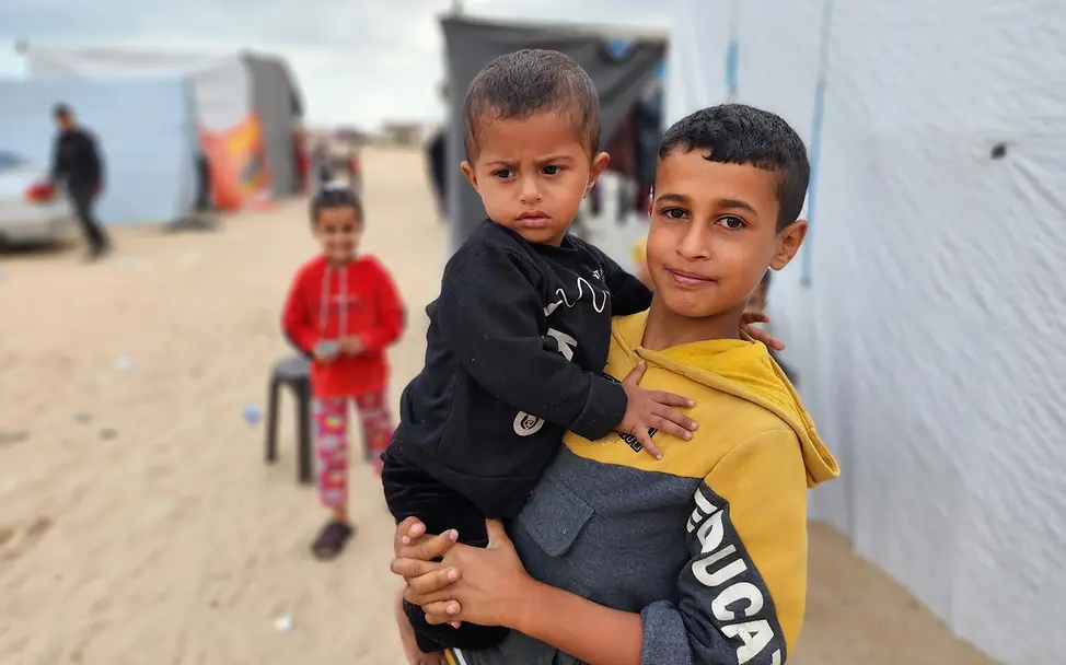 Mohammed und sein kleiner Bruder Khaled | © UNICEF/UNI577004/Media Clinic Ein 14-jähriger hält seinen kleinen Bruder auf dem Arm