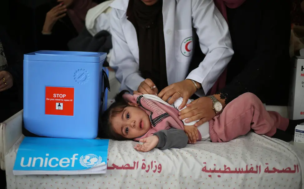 Impfungen für Kinder in Gaza | © UNICEF/UNI504008/El Baba Ein Kleinkind wird geimpft