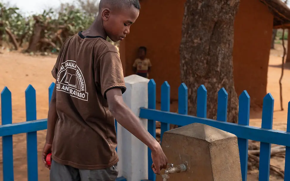 Zafia beim Wasserholen | © UNICEF/UNI658441/Andrianantenaina Ein Junge lässt Wasser in einen Kanister