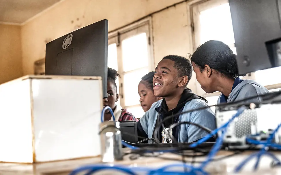 Jugendliche am Computer | © UNICEF/UNI658281/Andrianantenaina Jugendliche sitzen an einem Computer