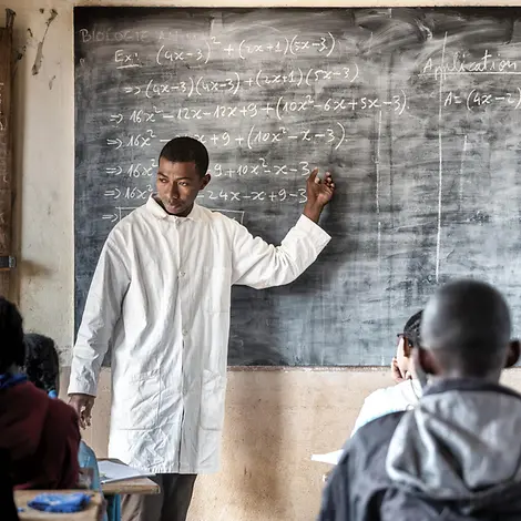 Schulunterricht in Madagaskar | © UNICEF/UNI658287/Andrianantenaina Ein junger Lehrer an einer Tafel mit mathematischen Formeln