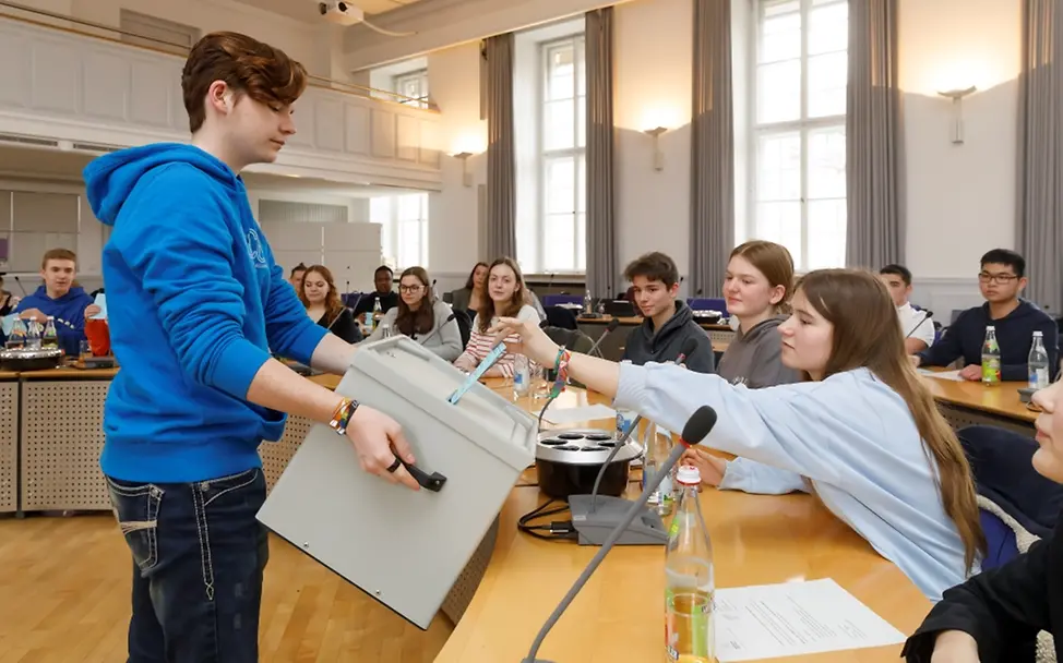 In der Kinderfreundlichen Kommune Regensburg bestimmt der Jugendbeirat mit - hier bei einer Sitzung im Plenarsaal. 