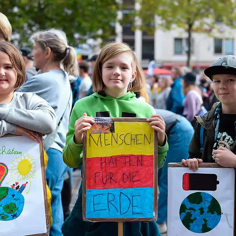 Kinder appellieren: Es muss mehr für den Klimaschutz getan werden. Klimawandel: Kindern Klimakrise erklären