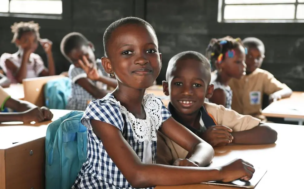 Damit jedes Kind lernen kann: An der Elfenbeinküste sorgt UNICEF für Schulen aus recyceltem Plastik. | © UNICEF/Dejongh Klimawandel Kindern erklären: Schule Plastikziegel Elfenbeinküste