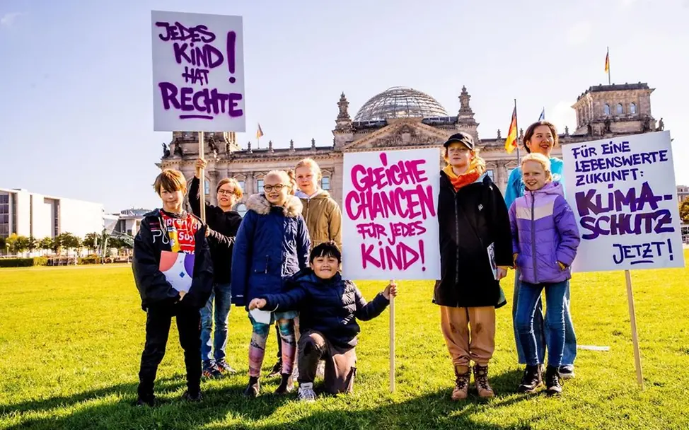 Kinder und Jugendliche vor dem Berliner Reichstag. | © UNICEF/Zimmermann Kindern Klimakrise erklären