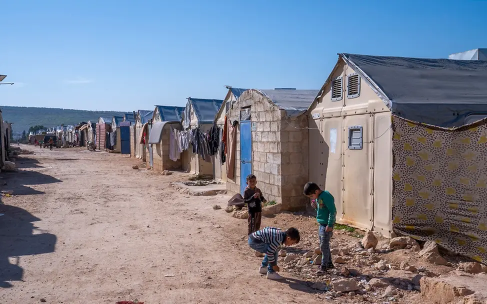 Millionen Menschen wurden durch den Krieg in Syrien vertrieben. | UNICEF/Nader Syrien Krieg: Kinder spielen in einer informellen Siedlung