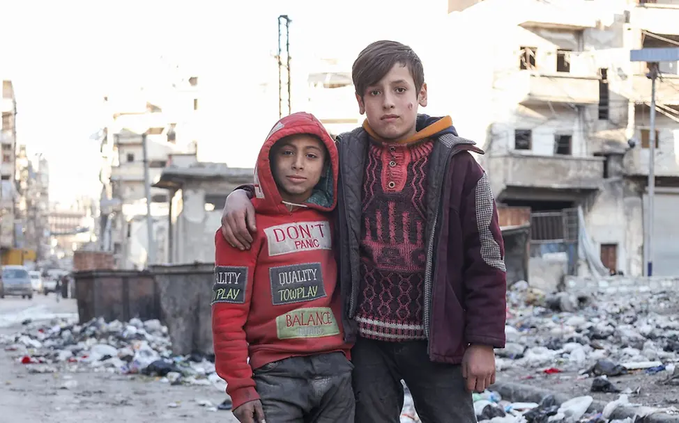 Viele Kinder in Syrien sind von Armut betroffen. | UNICEF/Asmar Syrien Krieg: Kinder wie Ahmad und Mahmoud sind durch den Krieg in Armut geraten.