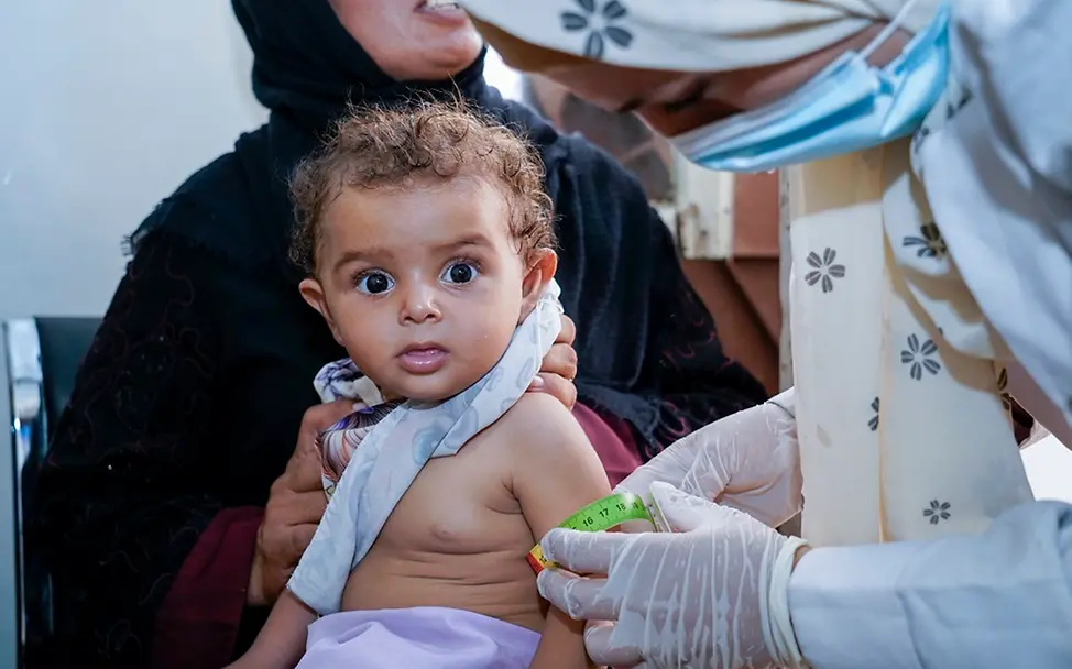 Mithilfe eines Maßbandes kann schnell festgestellt werden, ob ein Kind mangelernährt ist.| UNICEF/Aldhaher Screening_UNI638335