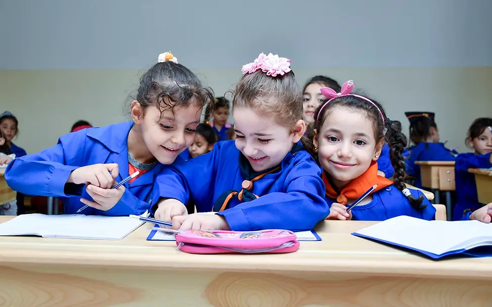 Millionen Kinder in Syrien können nicht zur Schule gehen. | UNICEF/Shahan Syrien Krieg: Drei Mädchen sitzen in einer Schule, die durch den Krieg vorrübergehend schließen musste.