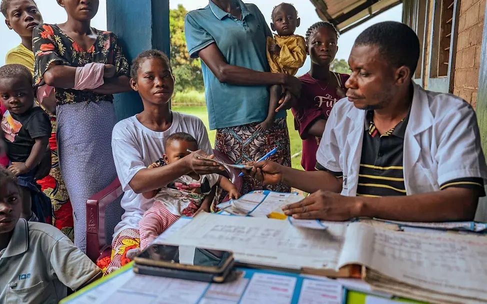 In einem von UNICEF unterstützten Gesundheitszentrum bekommt eine Mutter den Impfausweis für ihr Baby | © UNICEF/Mulala Demokratische Republik Kongo Nothilfe: Eine Mutter und ihr Baby nach einer Impfung in einem Gesundheitszentrum.