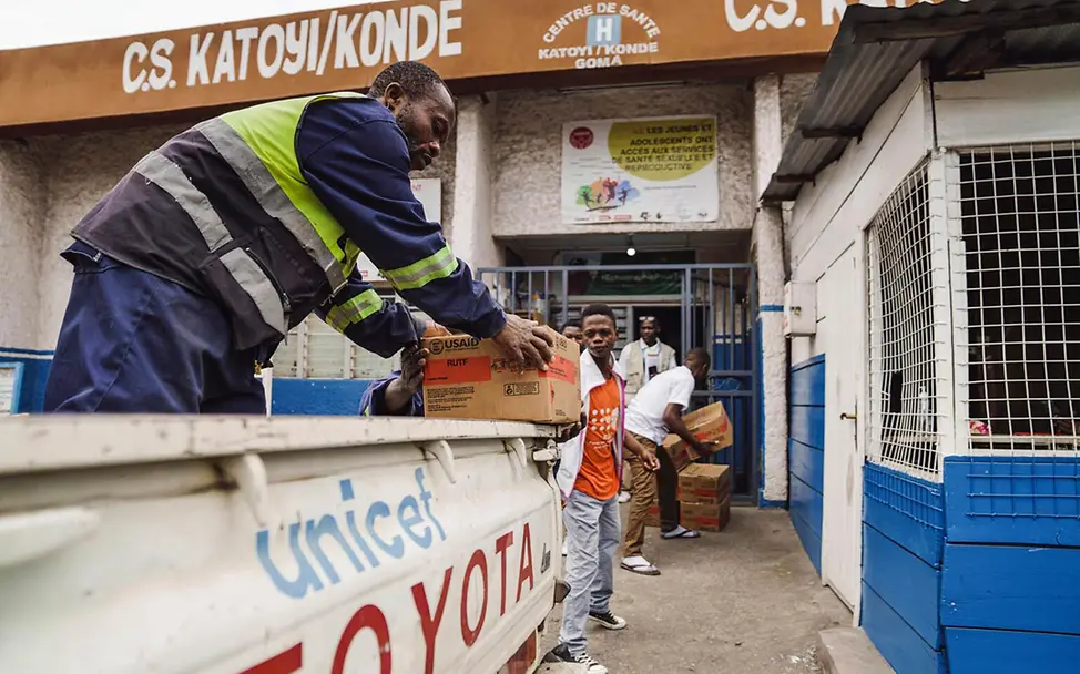 Helfer packen UNICEF-Spezialnahrung für mangelernährte Kinder aus | © UNICEF/Benekire Demokratische Republik Kongo Nothilfe: Helfer packen UNICEF-Spezialnahrung für mangelernährte Kinder aus