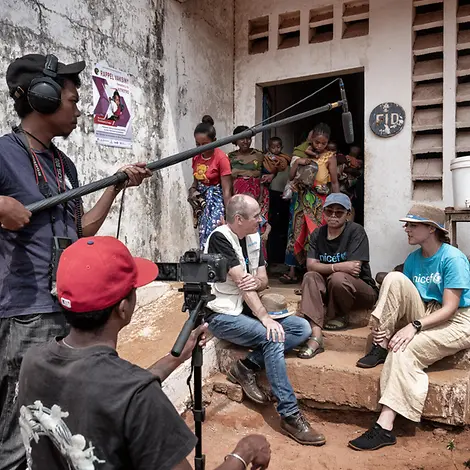 Anneleen van Uffelen im Ecovillage | © UNICEF/UNI658447/Andrianantenaina Interview im Ecovillage in Madagaskar