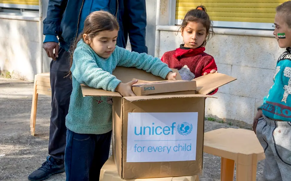Ein UNICEF-Paket mit Winterkleidung. | UNICEF/Haddad Verteilung Hilfe_UNI731429