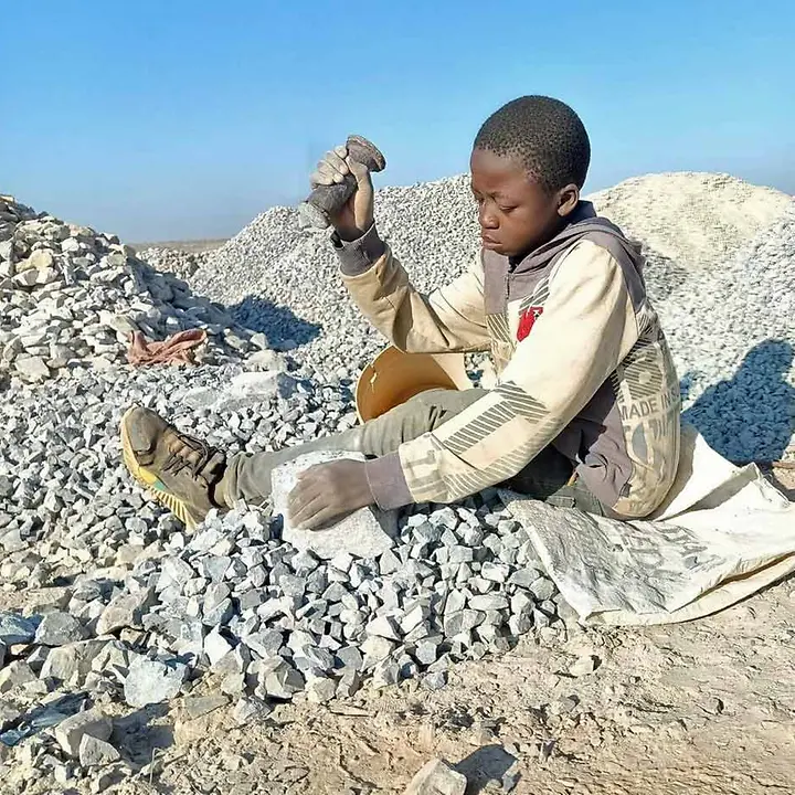 Was kann man gegen Kinderarbeit tun: Kinderarbeit ist für Kinder wie diesen Jungen in einem Steinbruch harte Realität