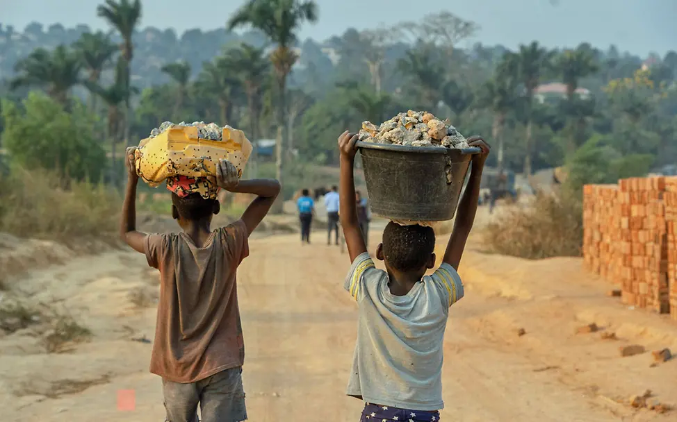 Was kann man gegen Kinderarbeit tun: Kinder in einem Steinbruch leisten anstrengende körperliche Arbeit. 