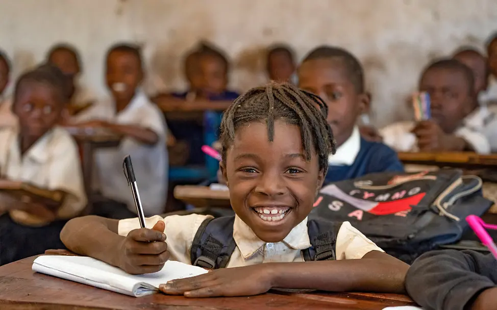 Was kann man gegen Kinderarbeit tun: Ein Mädchen im Kongo kann jetzt in der Schule lernen, statt zu arbeiten 