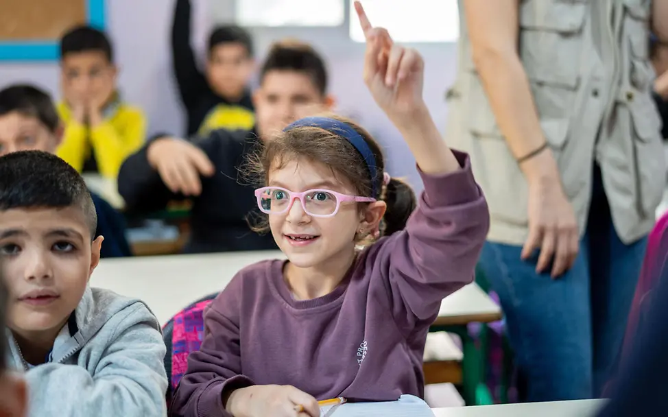 Ein Mädchen in Beirut zeigt im Schulunterricht auf | © UNICEF/Choufany Libanon Nothilfe: Eine Schülerin an einer Beiruter Grundschule zeigt im Schulunterricht auf